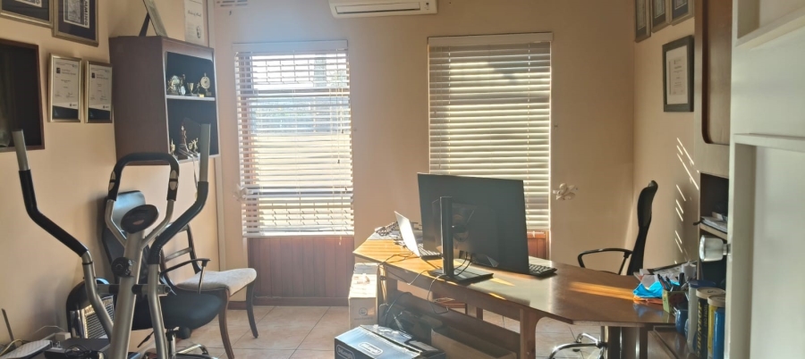6 Bedroom Property for Sale in Cravenby Western Cape